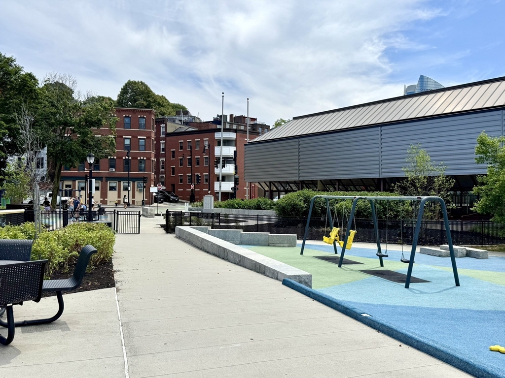 560 Commercial St, North End