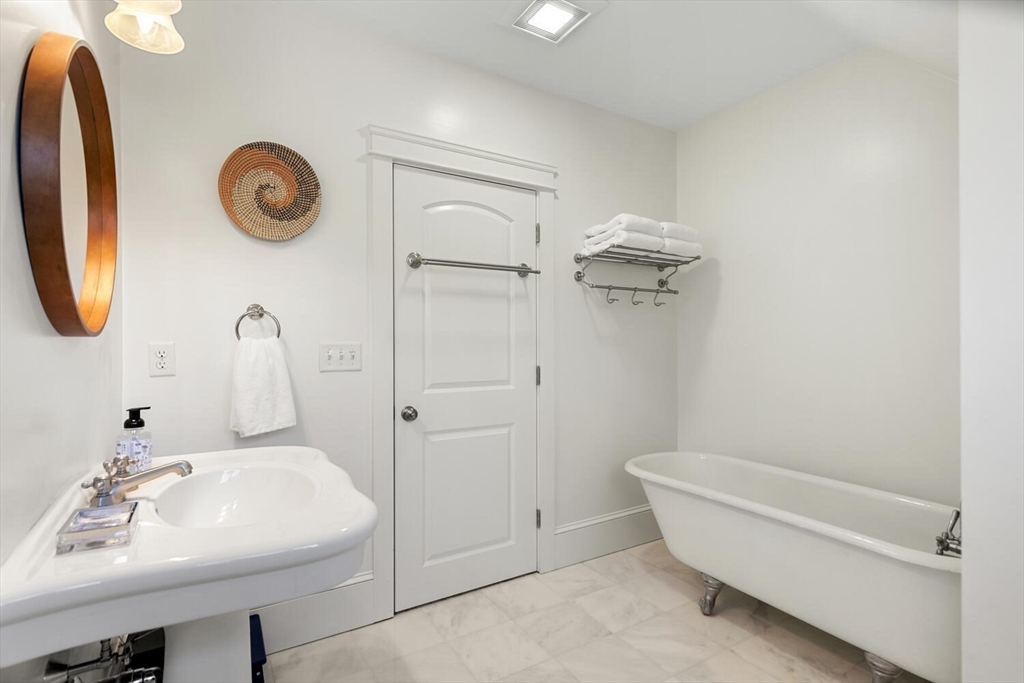 110 Clamshell Cove Rd, Cotuit