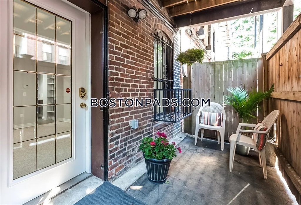 16 Symphony Rd, Fenway