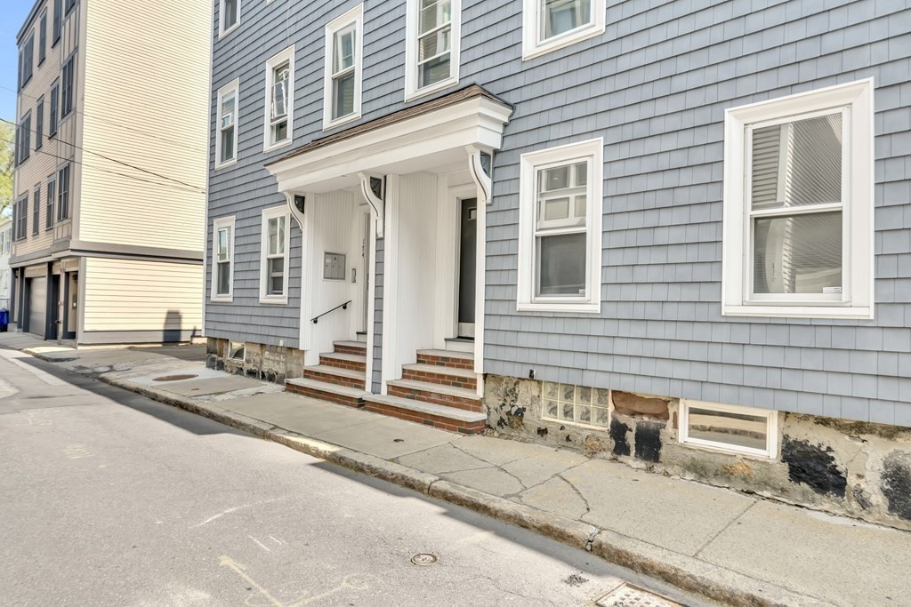 176 Bowen St, South Boston