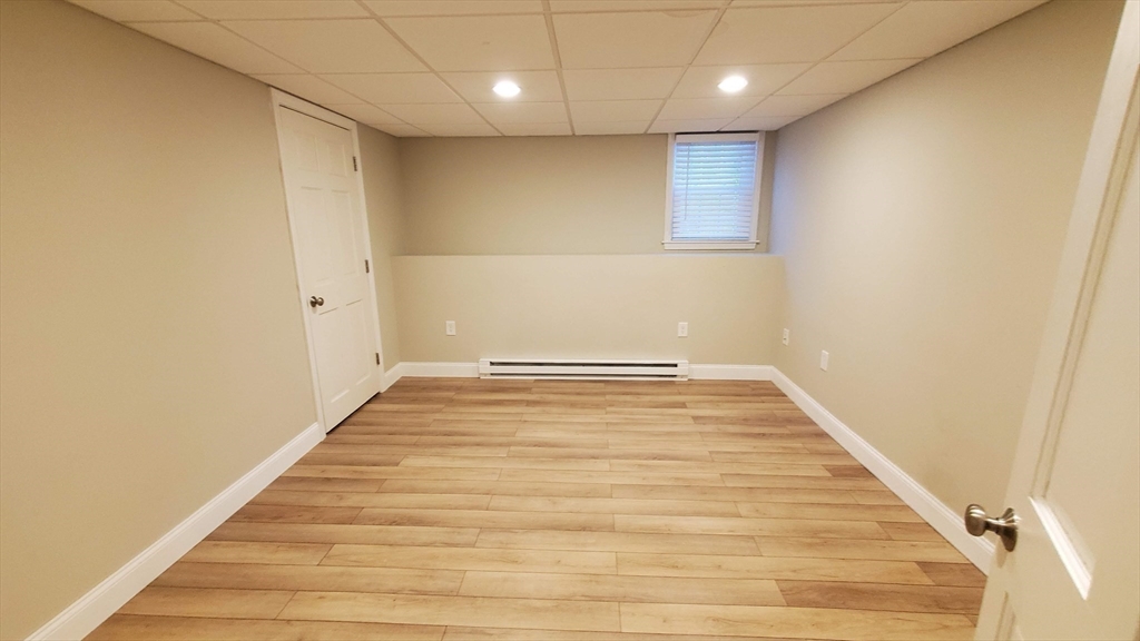 14 Meetinghouse Ln, Millbury