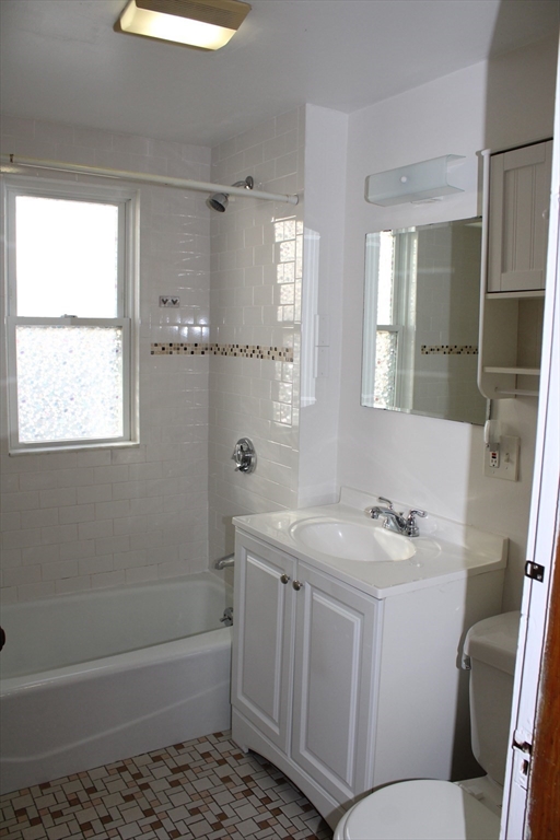 72 Bradford Rd, Watertown