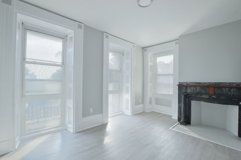 1049 Pleasant St, Center