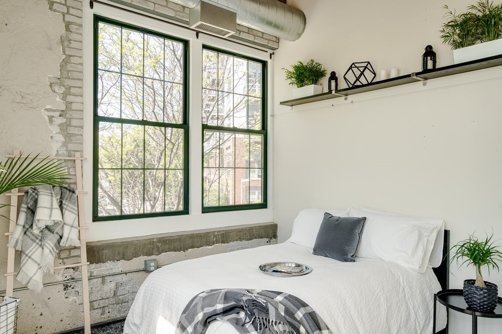 43 Charlton, Everett