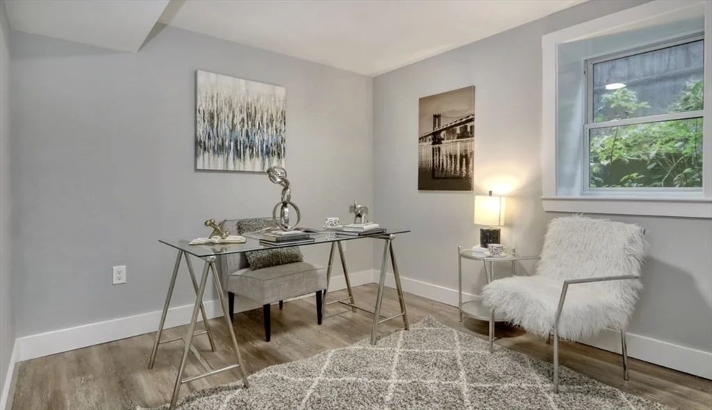 15 W Bellflower, Dorchester