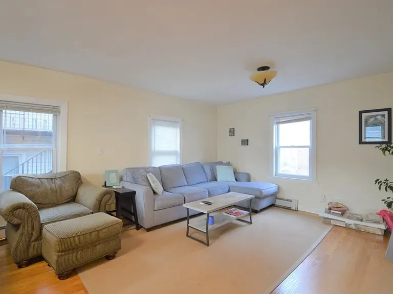 345 Market St, Oak Square