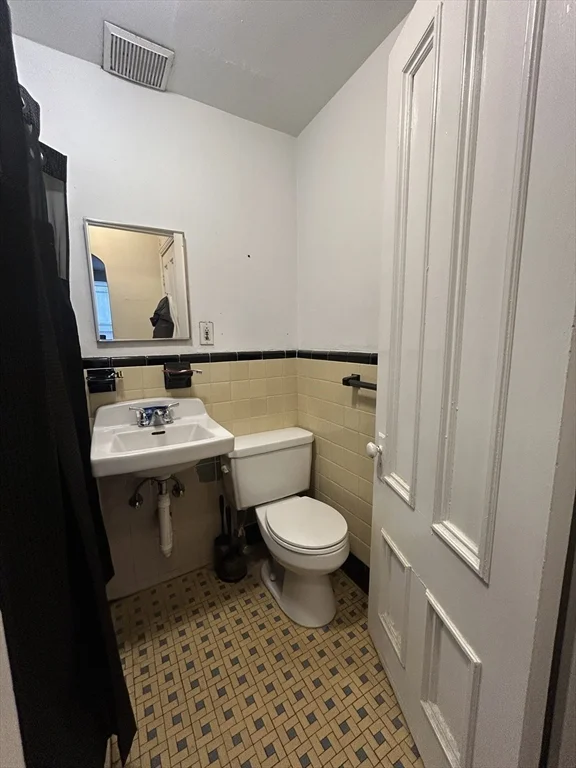 217 Newbury St, Back Bay