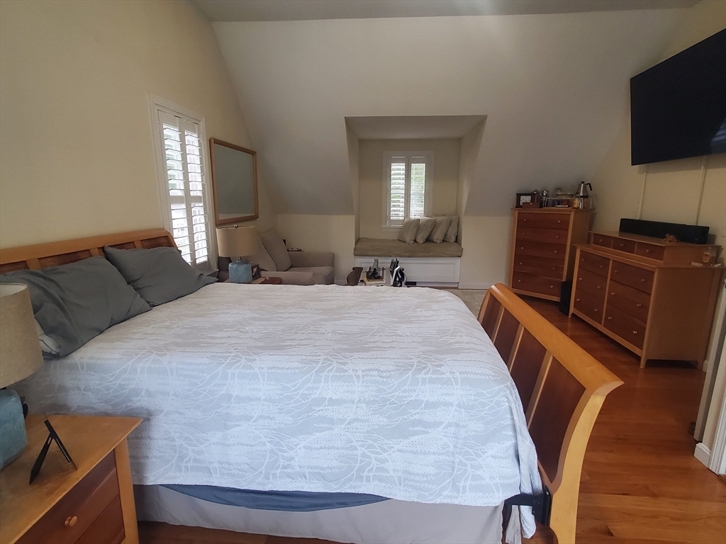 2 Valley Rd, Whitman