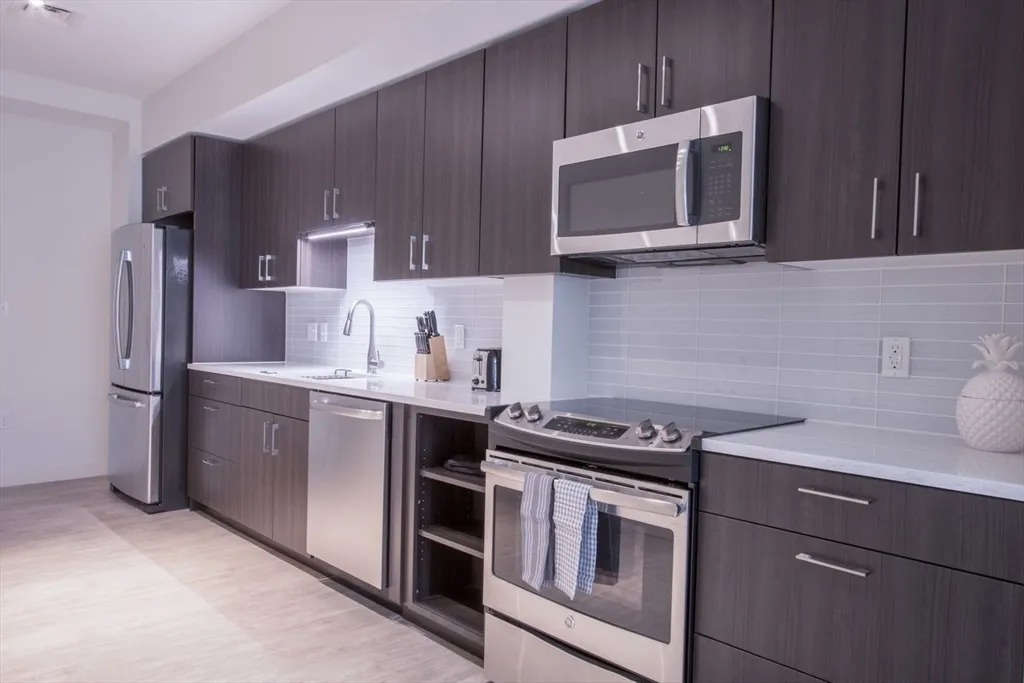 900 Beacon St, Fenway