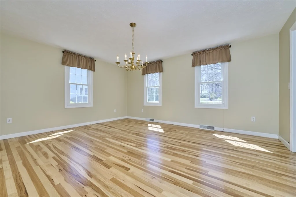 7 Gibbs Valley Path, Framingham