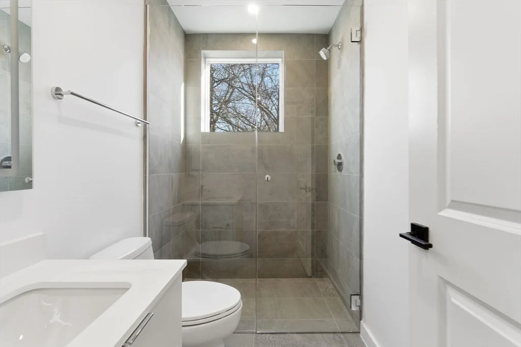 82 Louise Rd, Chestnut Hill