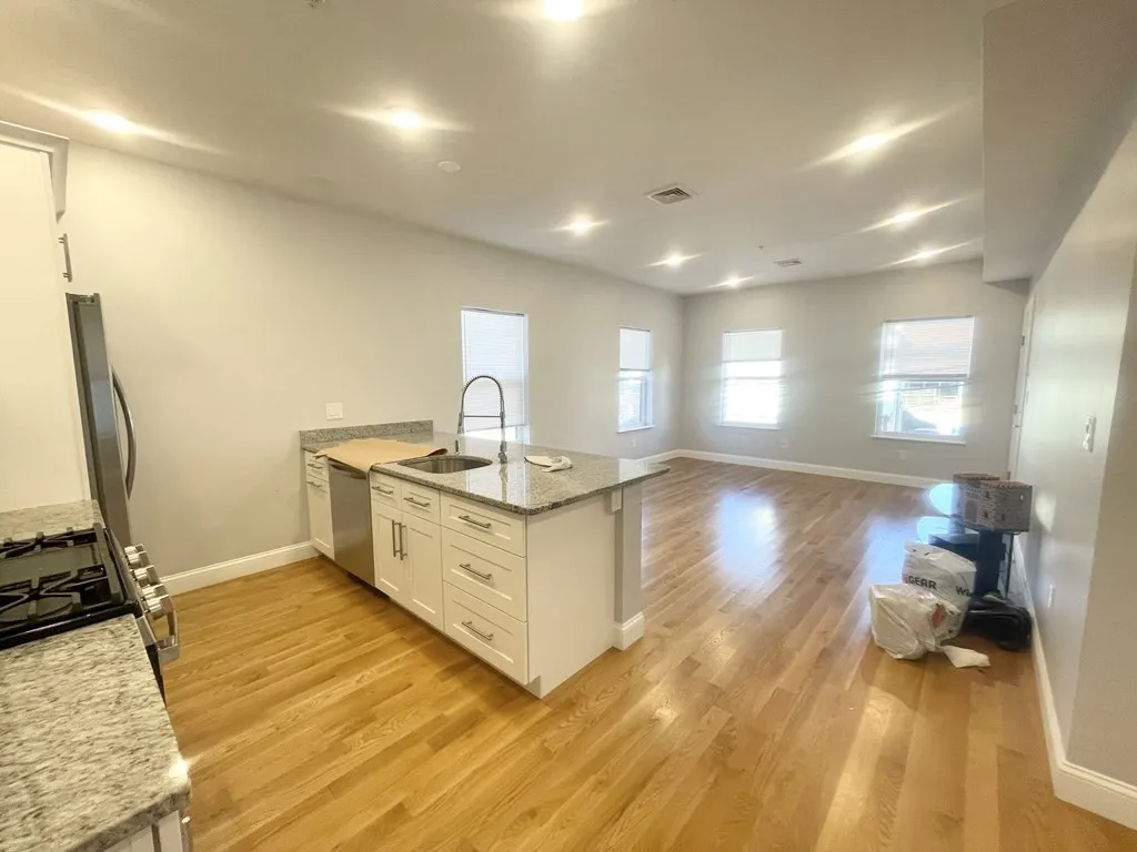 65 Burrell St, Boston