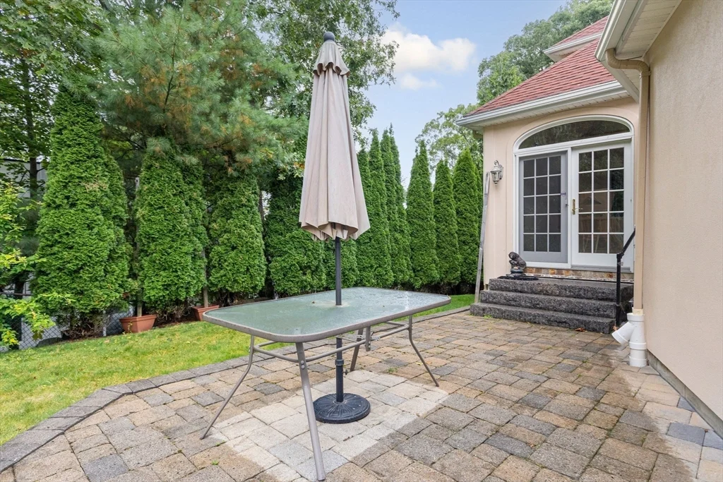 24 Carthay Cir, Newton Highlands