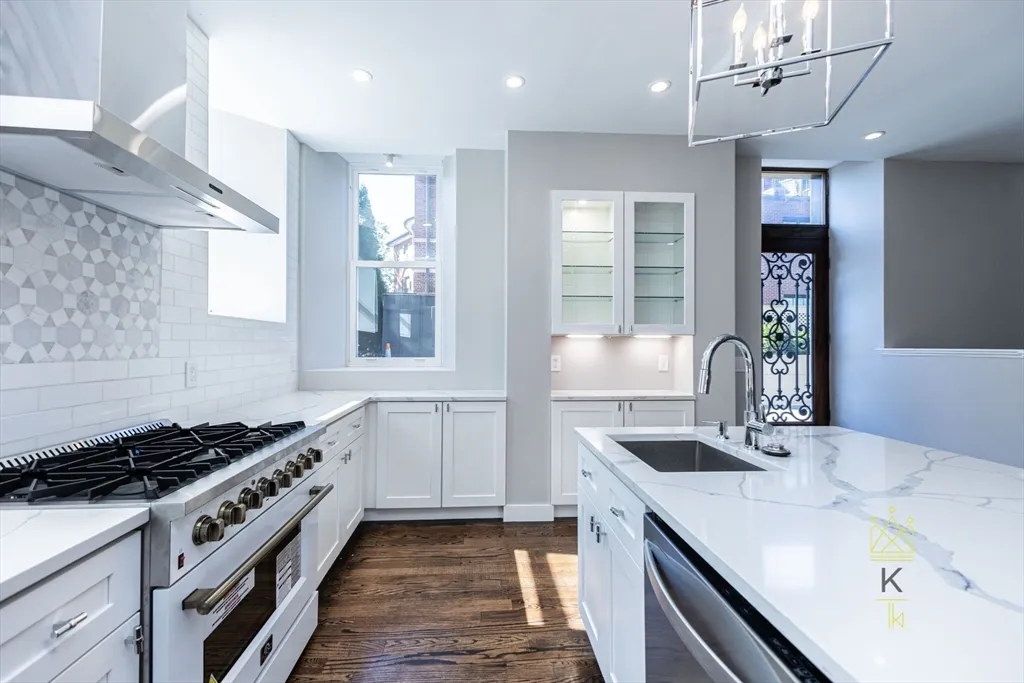 85 Regent St, Roxbury