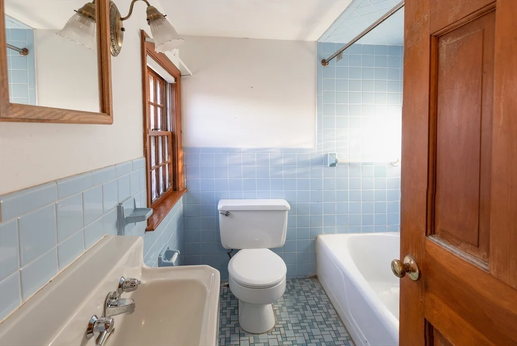 129-1/2 Summer St, Downtown