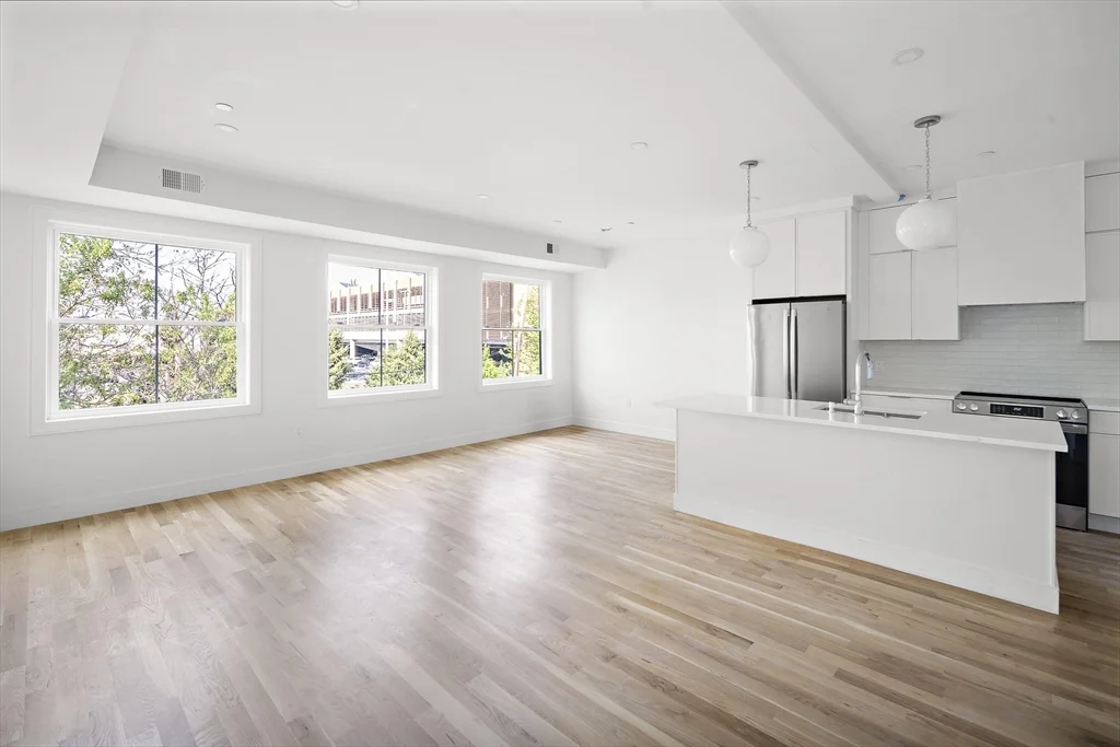 298 Maverick St, East Boston