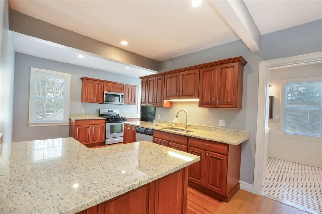 66 Tucker Ln, Dartmouth