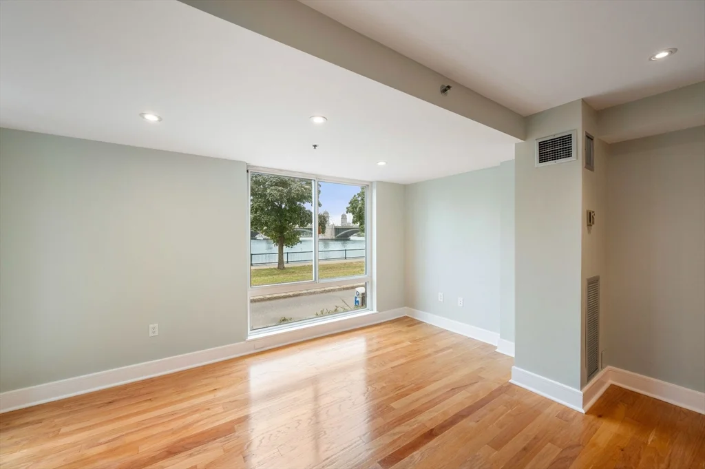 75-83 Cambridge Pkwa, Cambridgeport