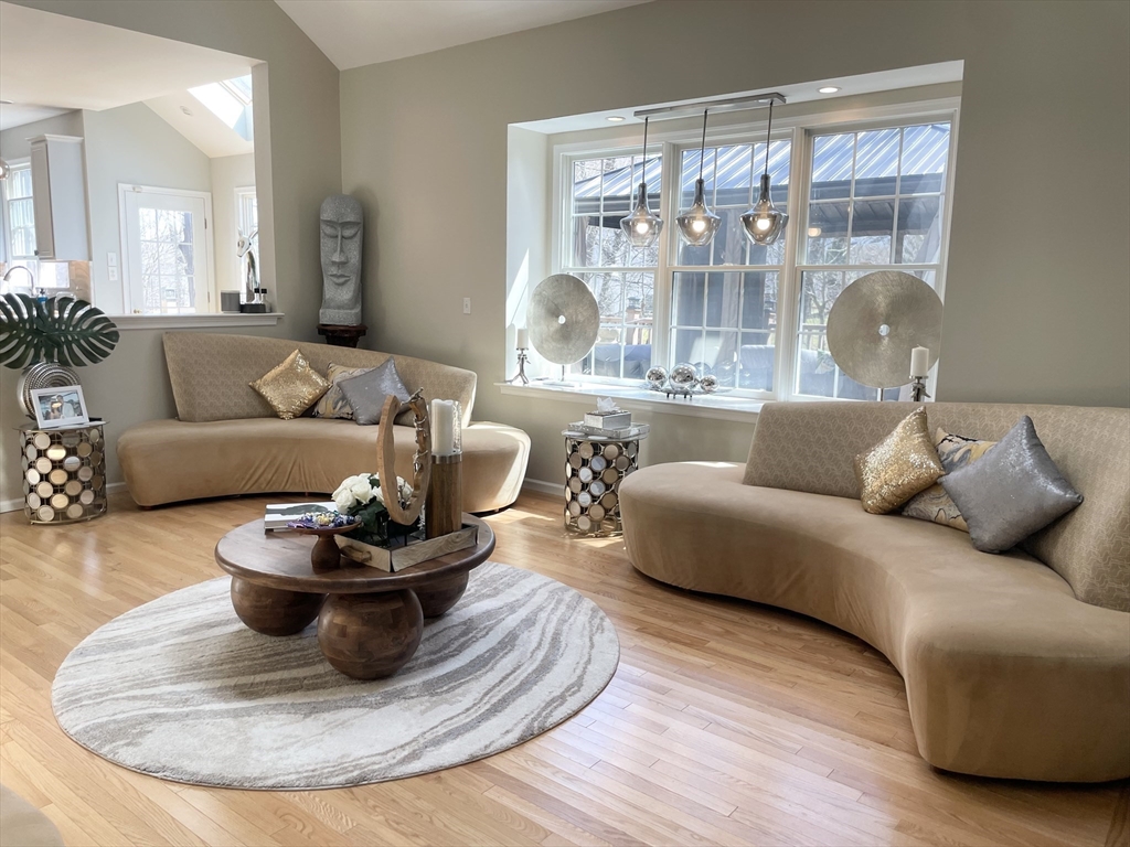 10 Sheryl Dr, Shrewsbury