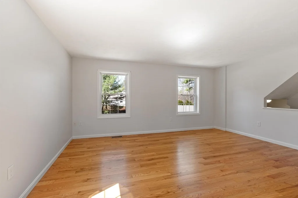 27 Pine St, Pepperell