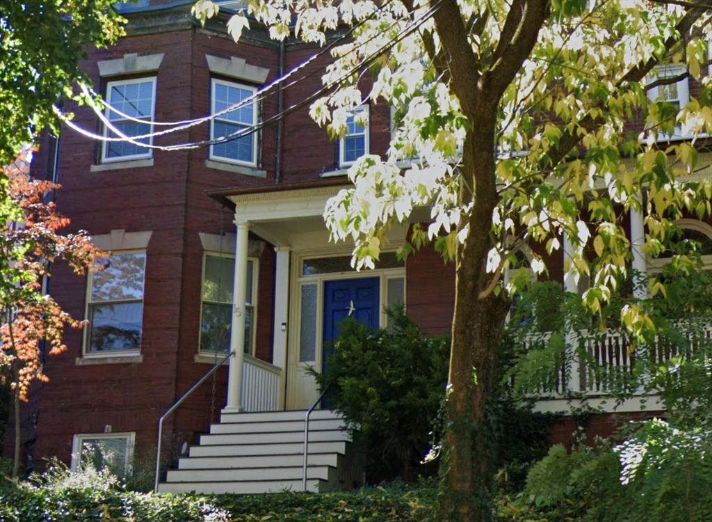 15 Colbourne Crescent, Brookline