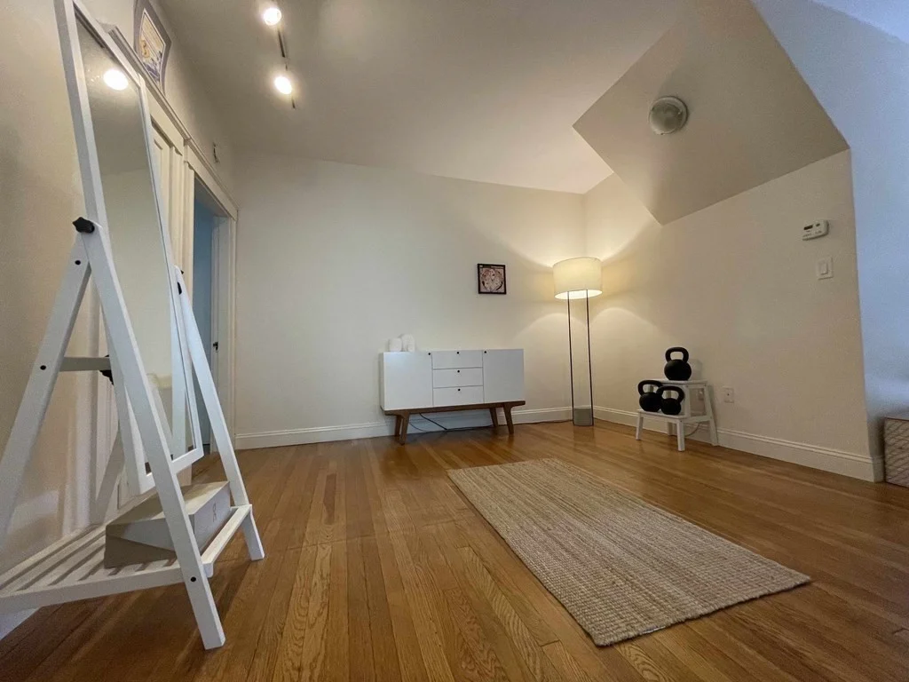 78 Stearns Rd, Longwood