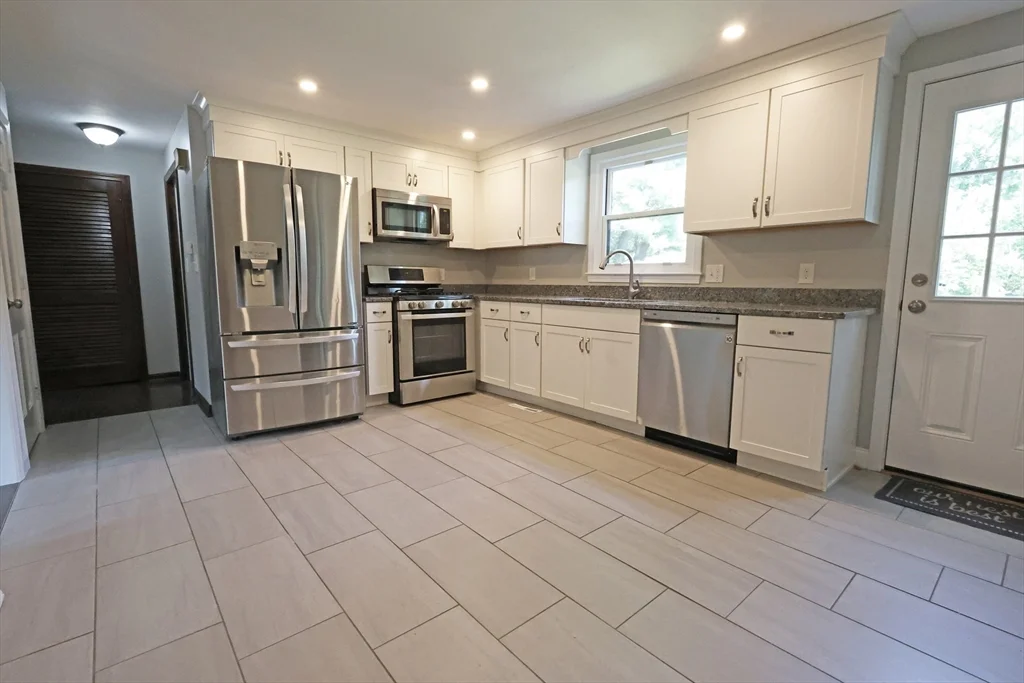 17 Fairview Dr, Westford