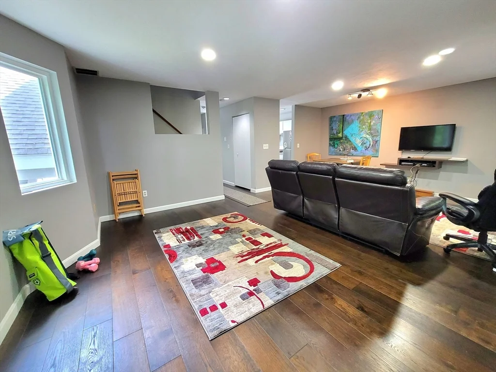 391 Hyde Park Ave, Jamaica Plain