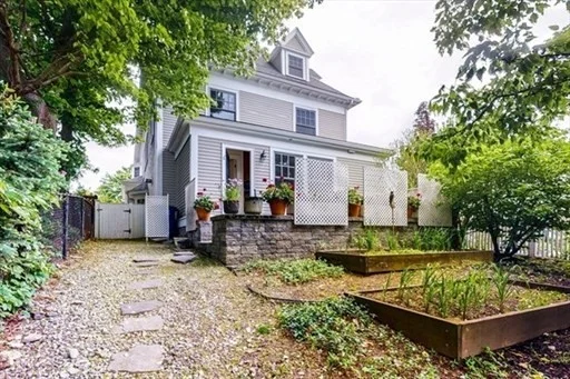 2 Benton Rd, Spring Hill