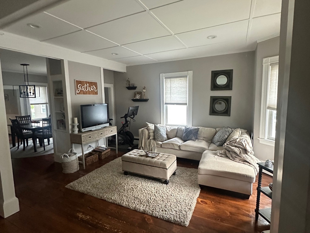 33 Garfield Ave, Woburn