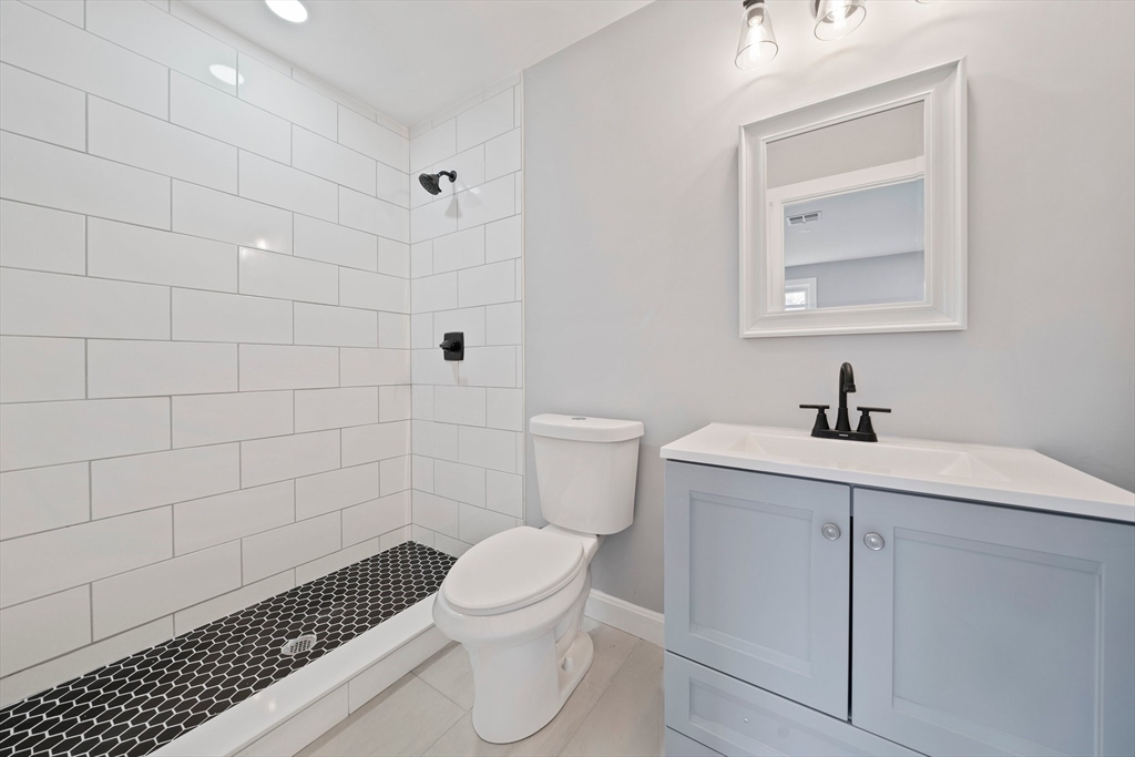 13 Broadway, Raynham Center