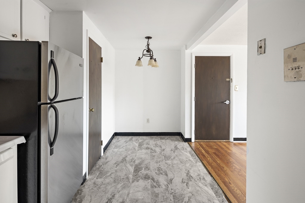 11 Old Colony Ln, Arlington Heights