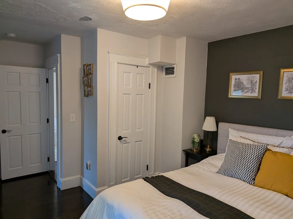 98 Rock Glen Rd, Medford