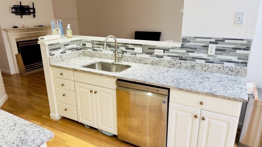 60 Village Dr, Quincy