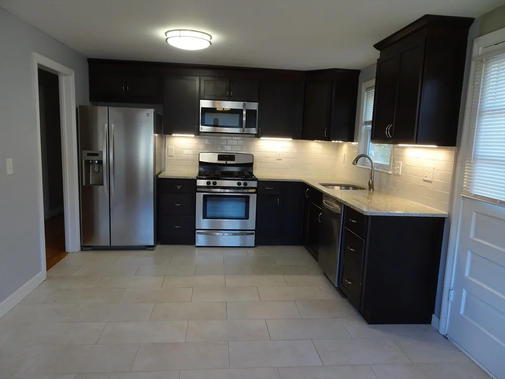 2 Lantern Ln, Burlington