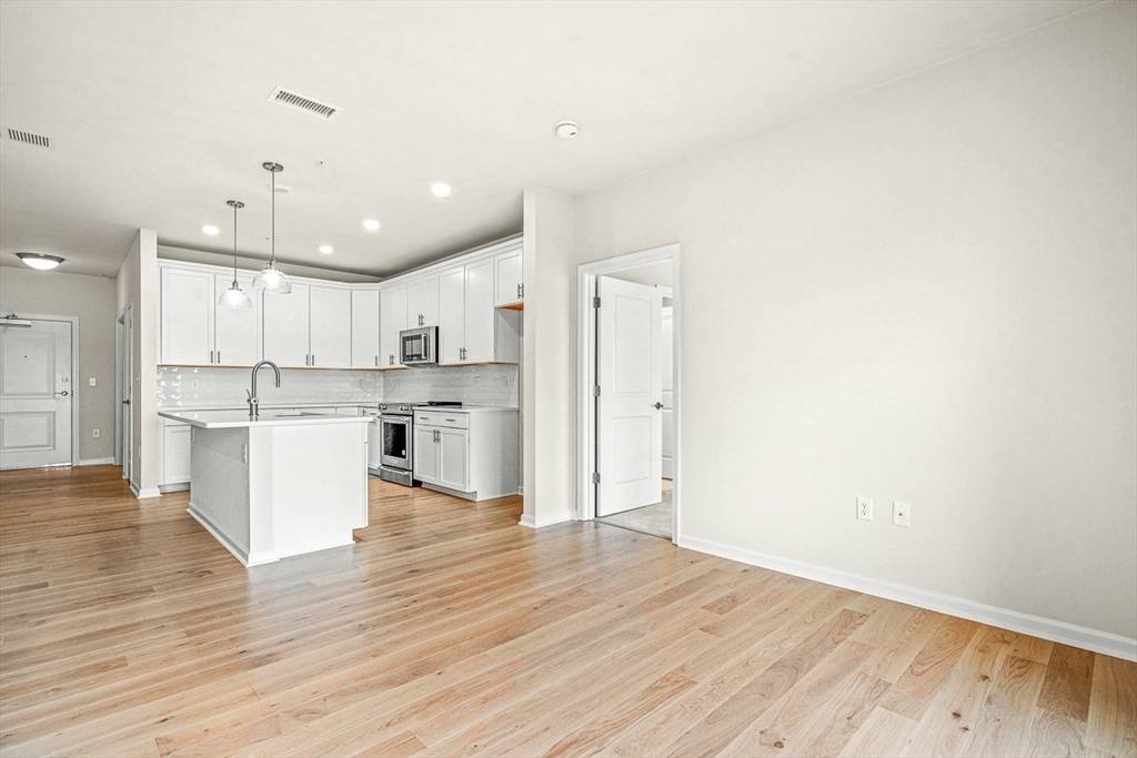 2 Stratton Dr, Woburn