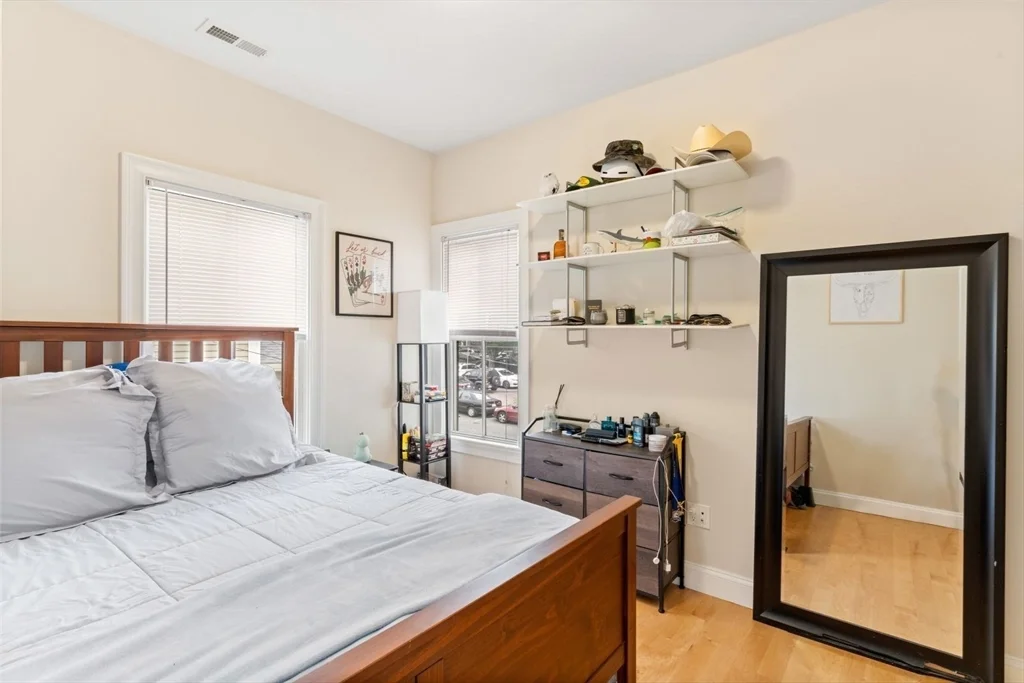 9 Sheridan, Neighborhood Nine