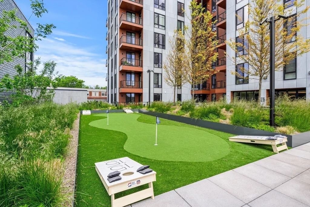 1515 Commonwealth, Brighton