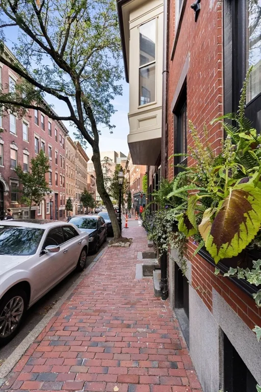 64 West Cedar St, Beacon Hill