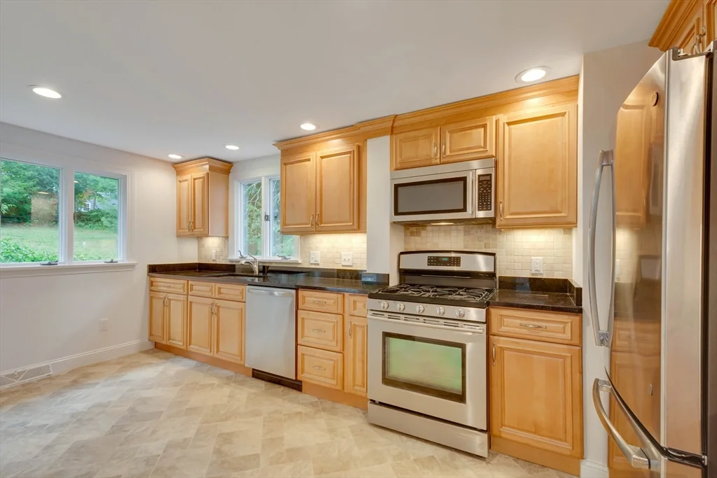 951 Main St, Lynnfield