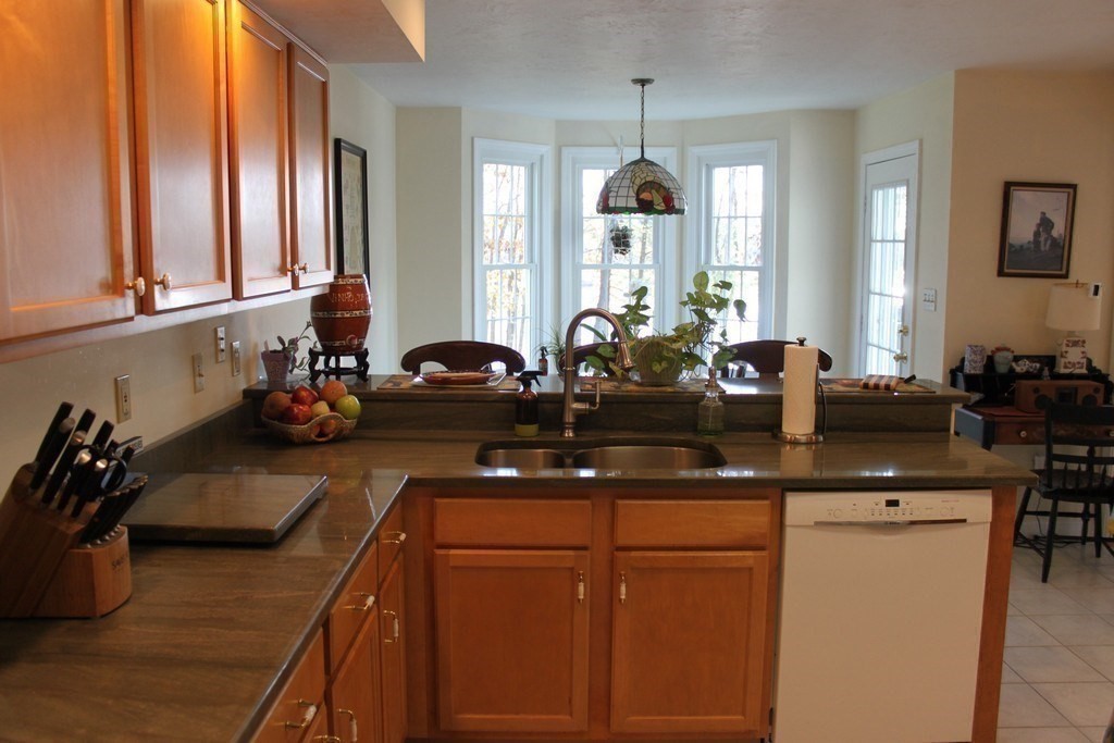 7 Deer Run Dr, Shrewsbury