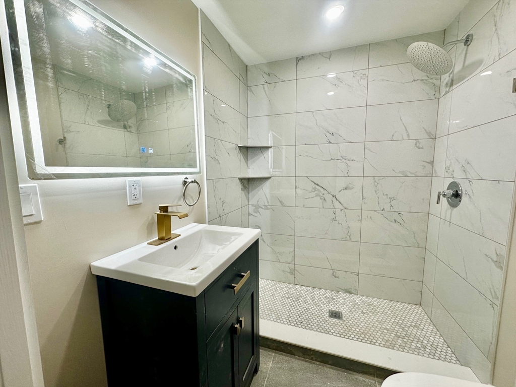 4 Chesterton St, Roxbury