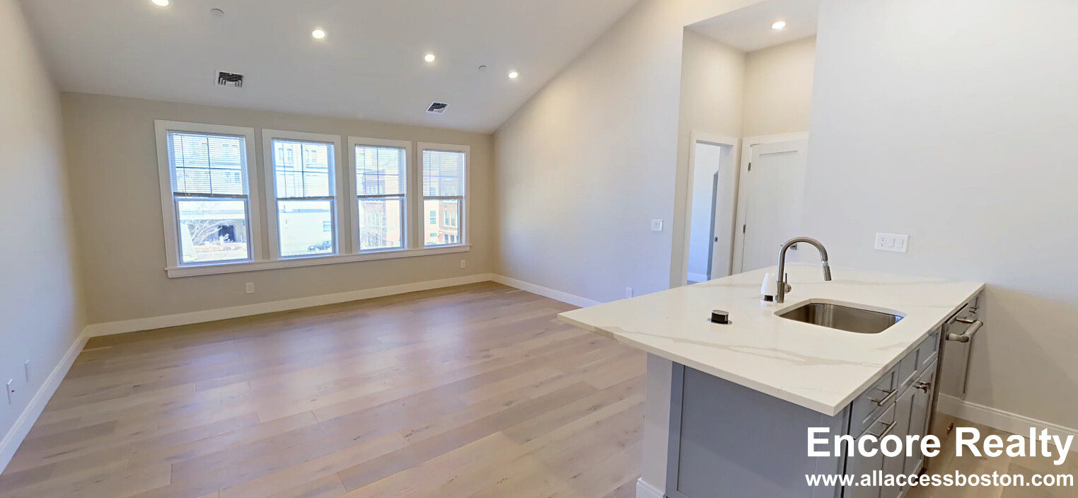 32 Cummins Highway, Roslindale