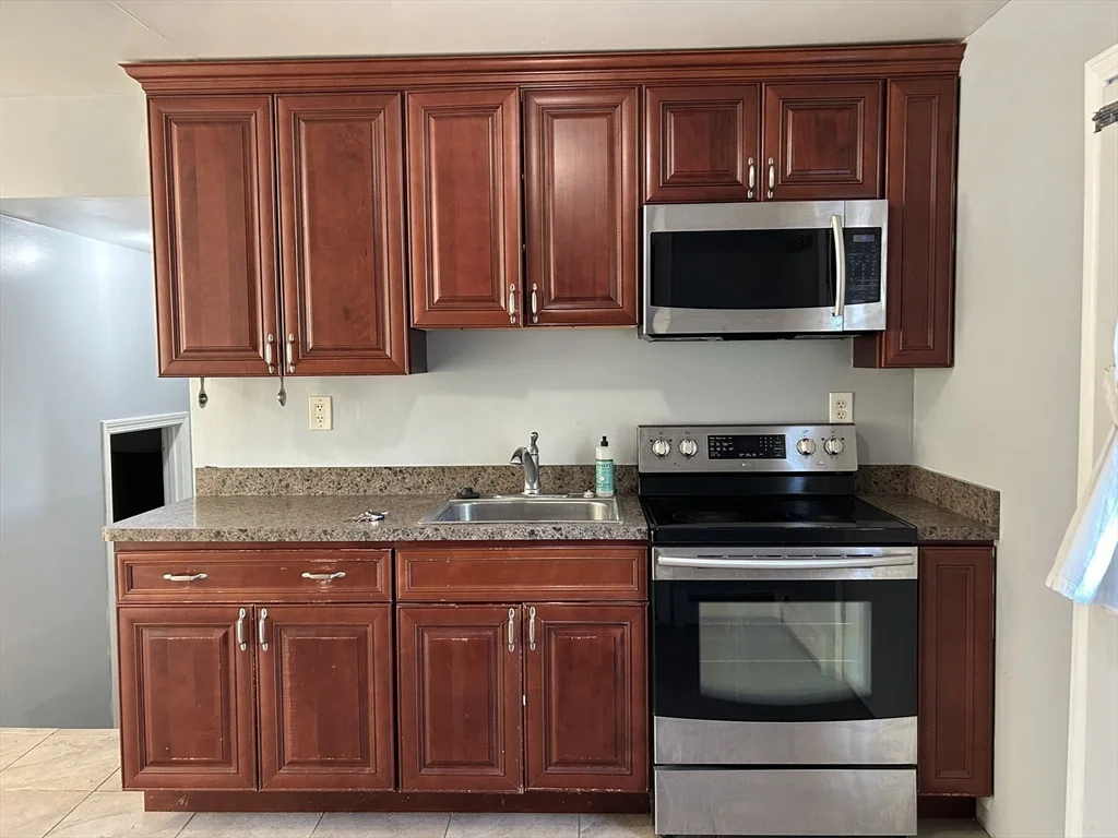 569 Winthrop St, Rehoboth