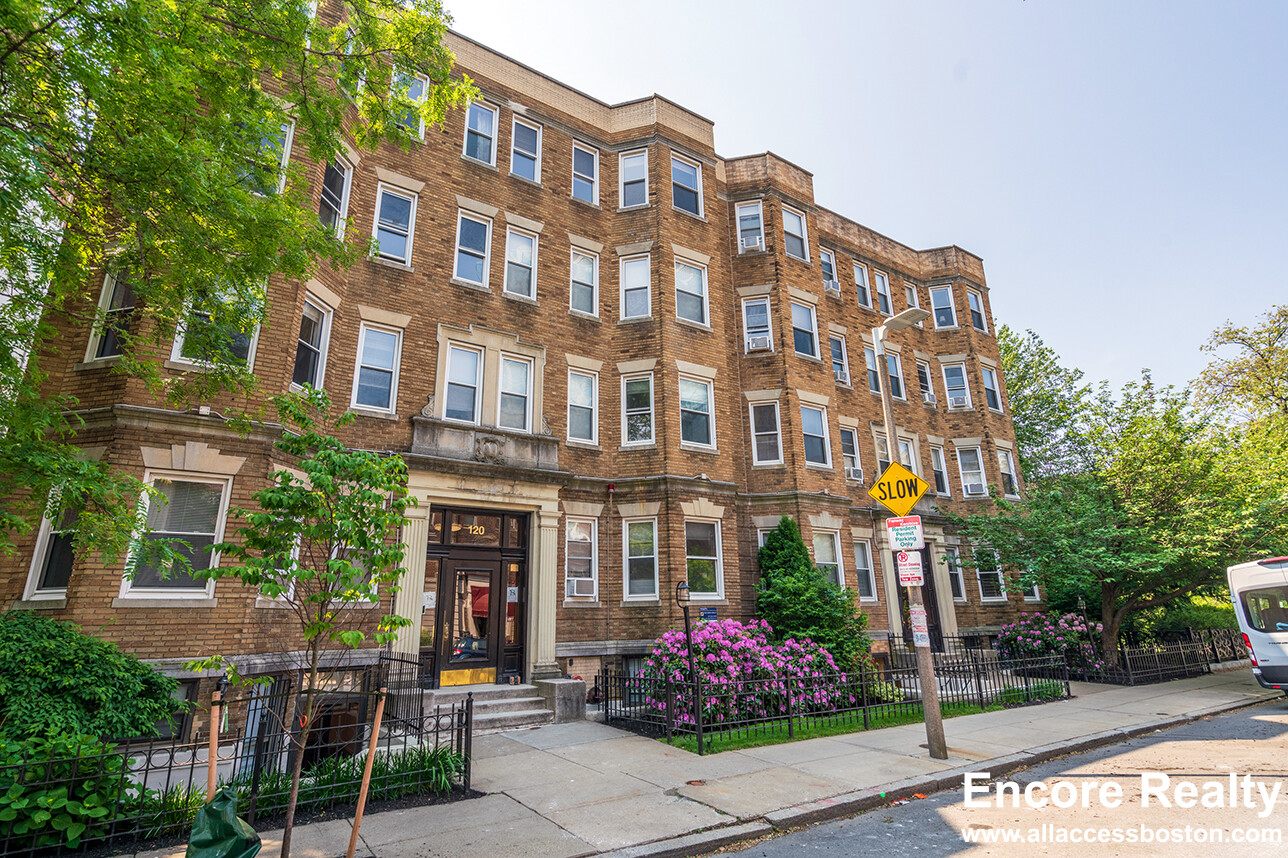 124 Peterborough St, Fenway