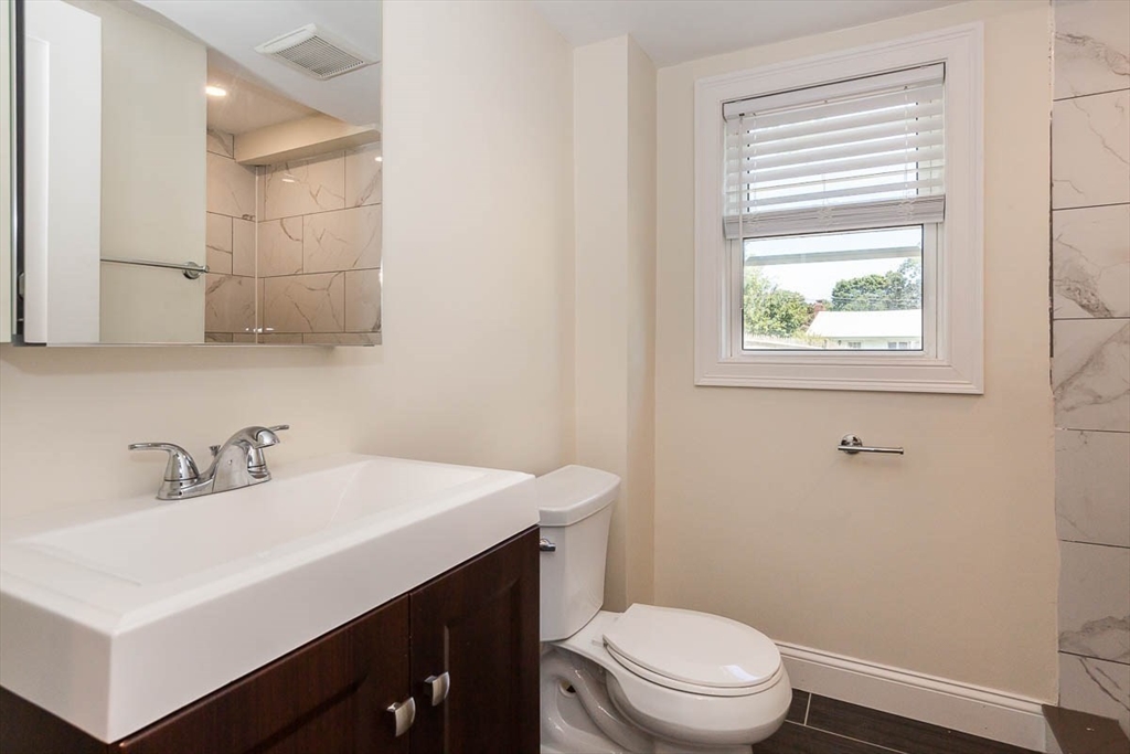 77 Rock Glen, Medford