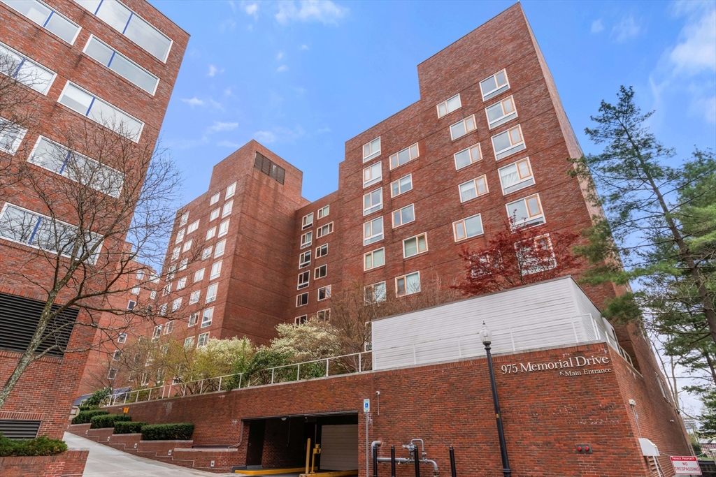 975 Memorial Dr, Harvard Square