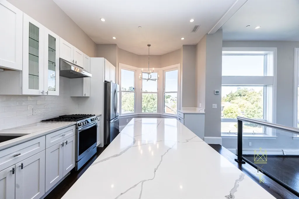 85 Regent St, Roxbury