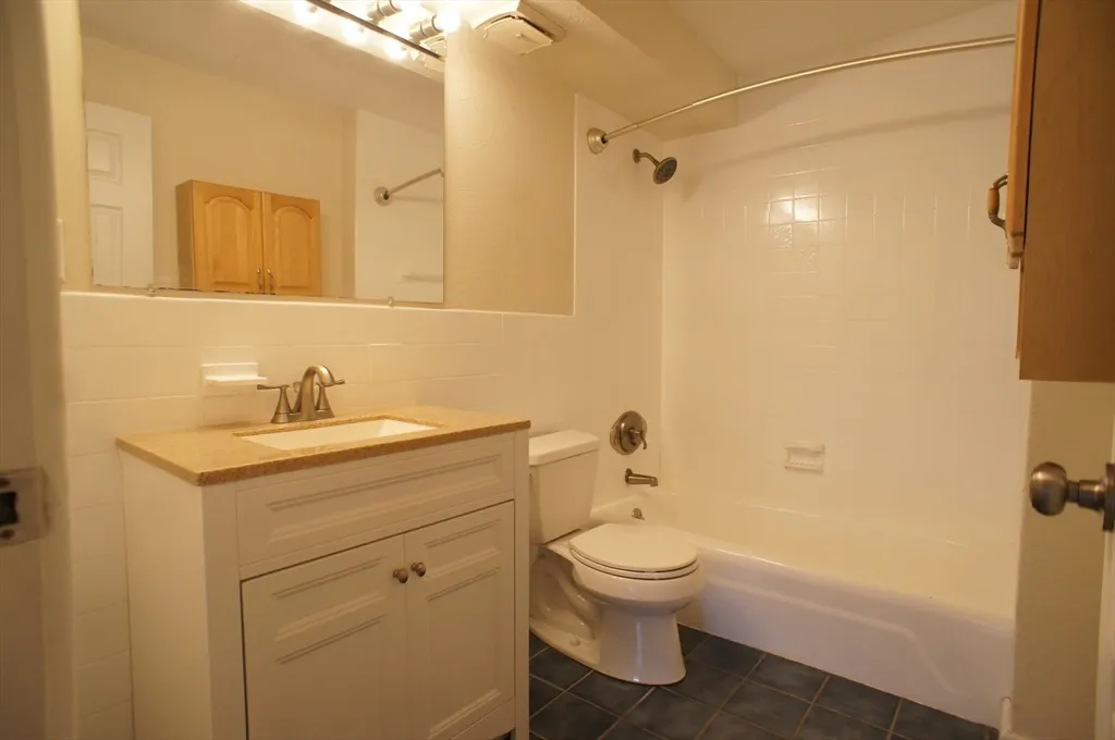 65 Mccormick Terr, Stoughton