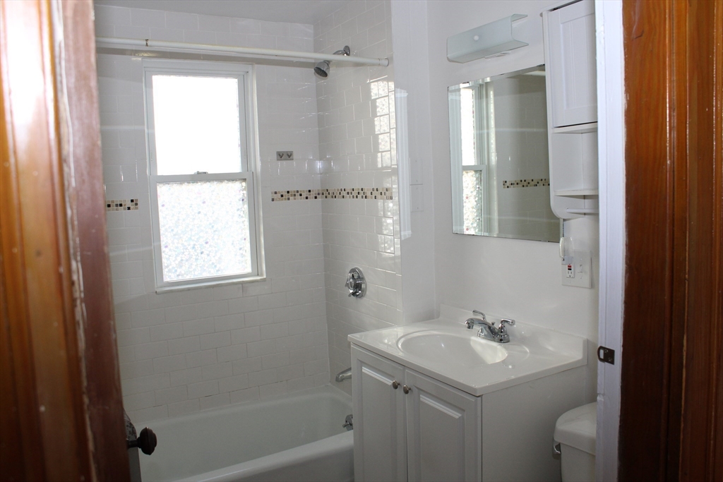 72 Bradford Rd, Watertown